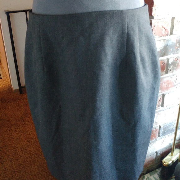 Stephanie Andrews Dresses & Skirts - Stephanie Andrews, slim suit skirt
